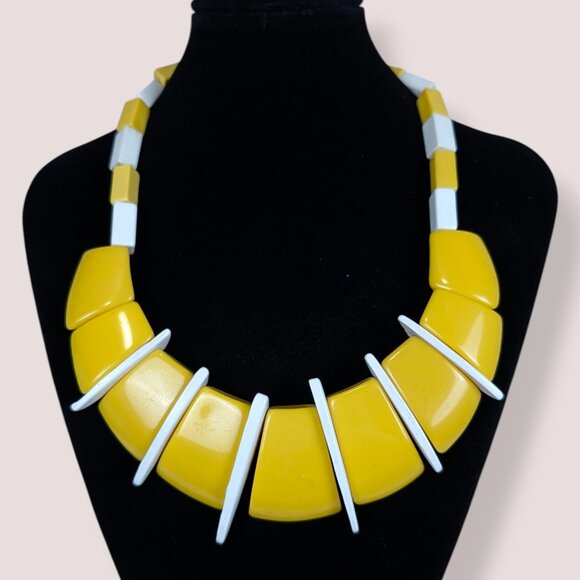 V. Chunky Yellow & White Acrylic Beaded Necklace - Picture 1 of 5